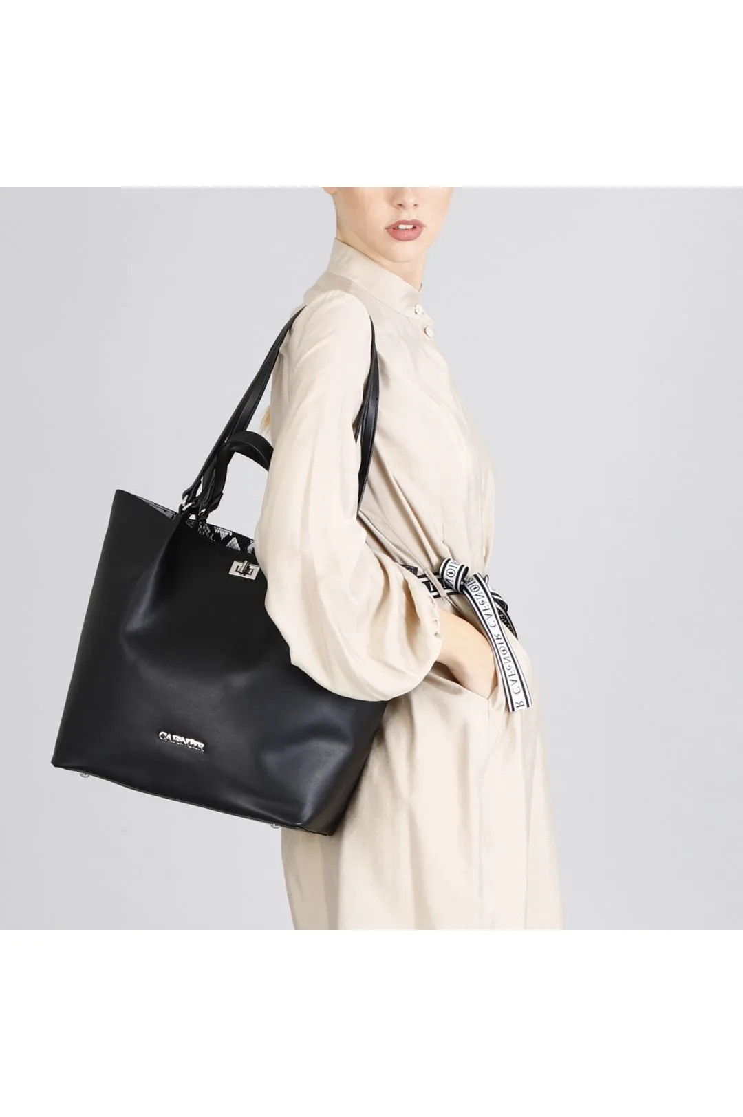 bolso shopping de doble material con cierre accesorio y charm cafènoir black/rock
