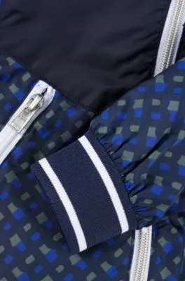 Chaqueta con capucha para niños con monogramas estampados