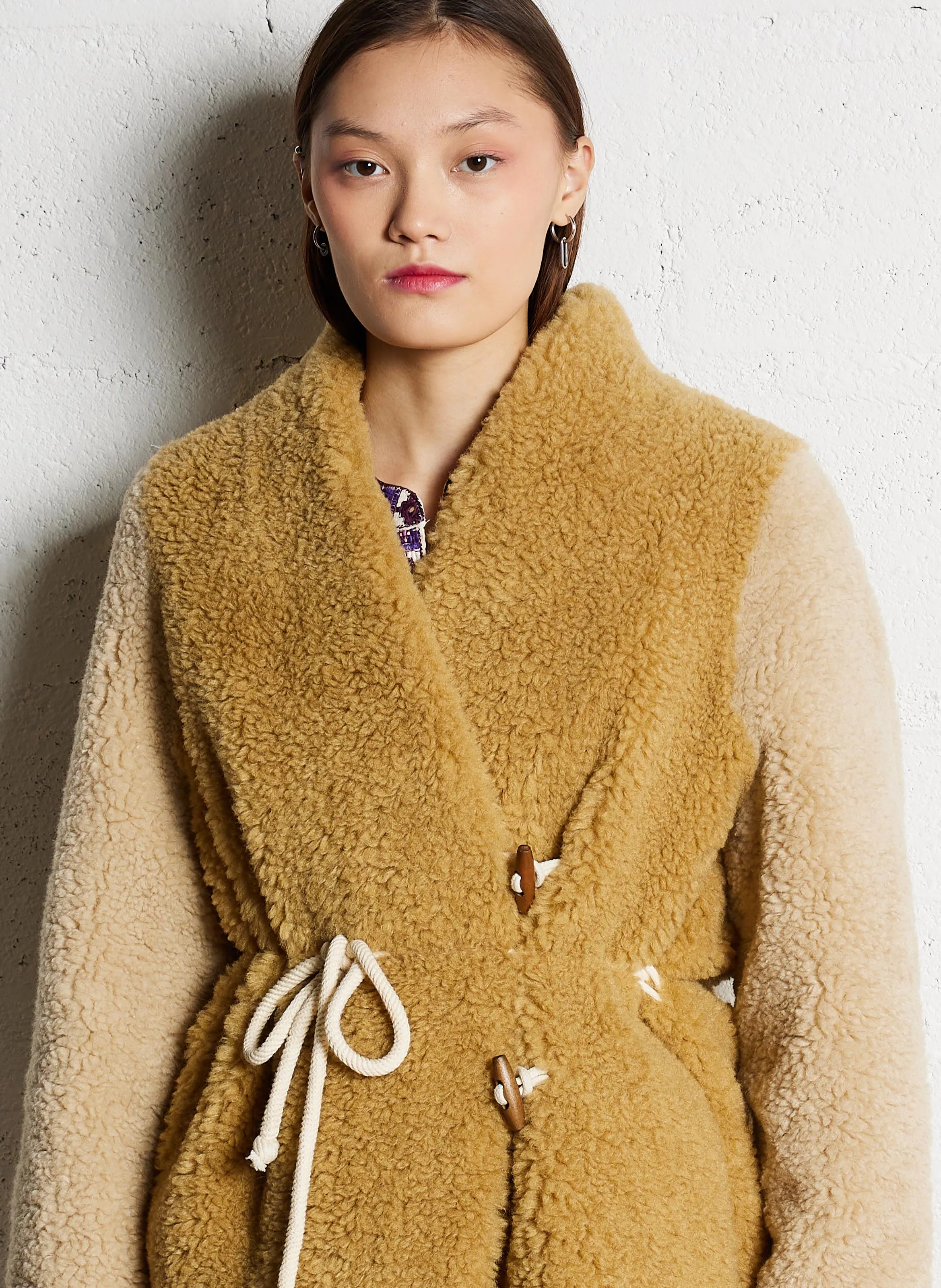 VAENA  CHAQUETA RECTA CUELLO EN V EN BEIGE
