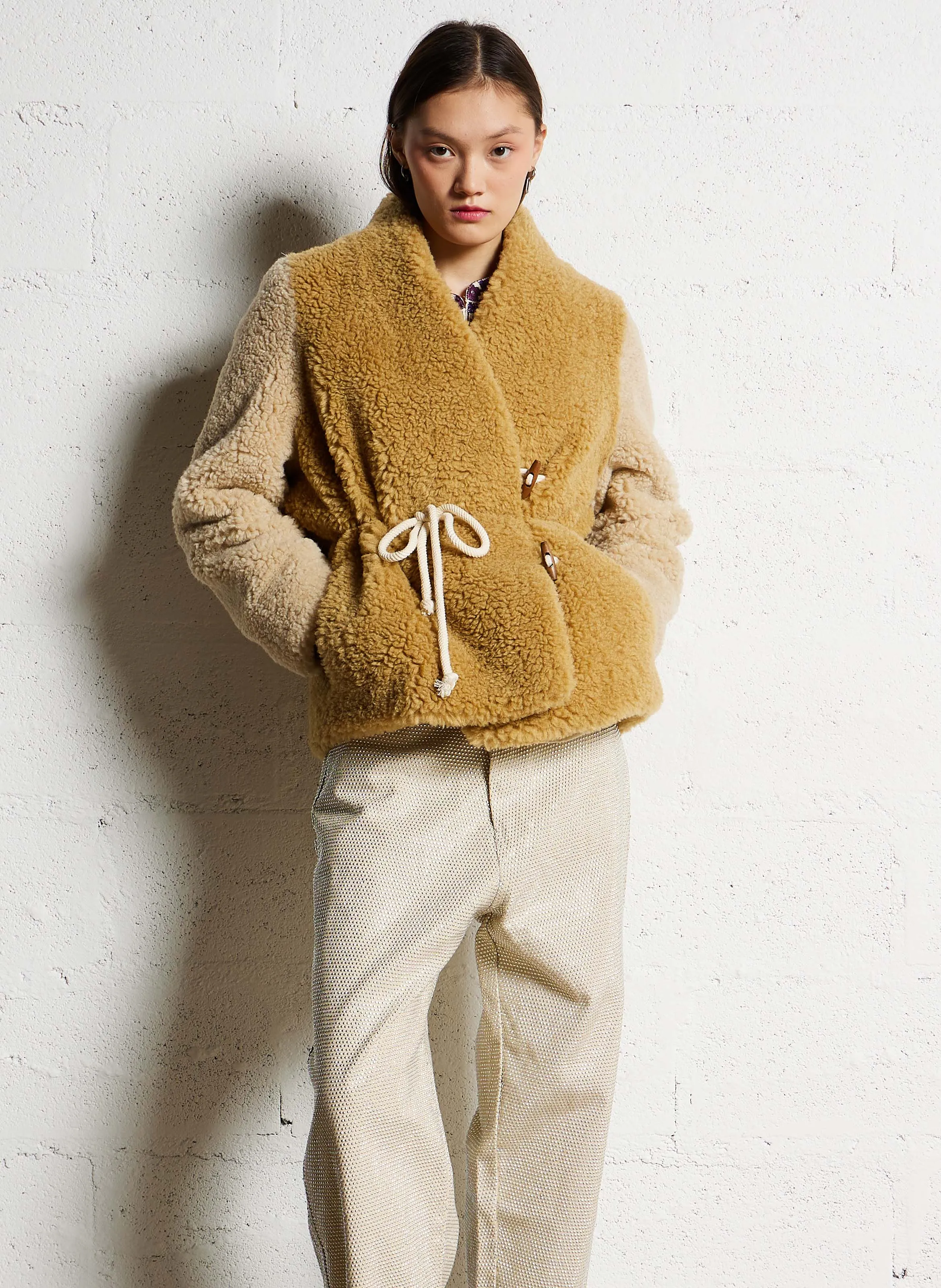 VAENA  CHAQUETA RECTA CUELLO EN V EN BEIGE